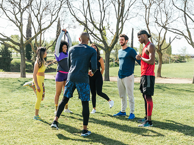 Team-Workout mit verschiedensten Übungen im Freien